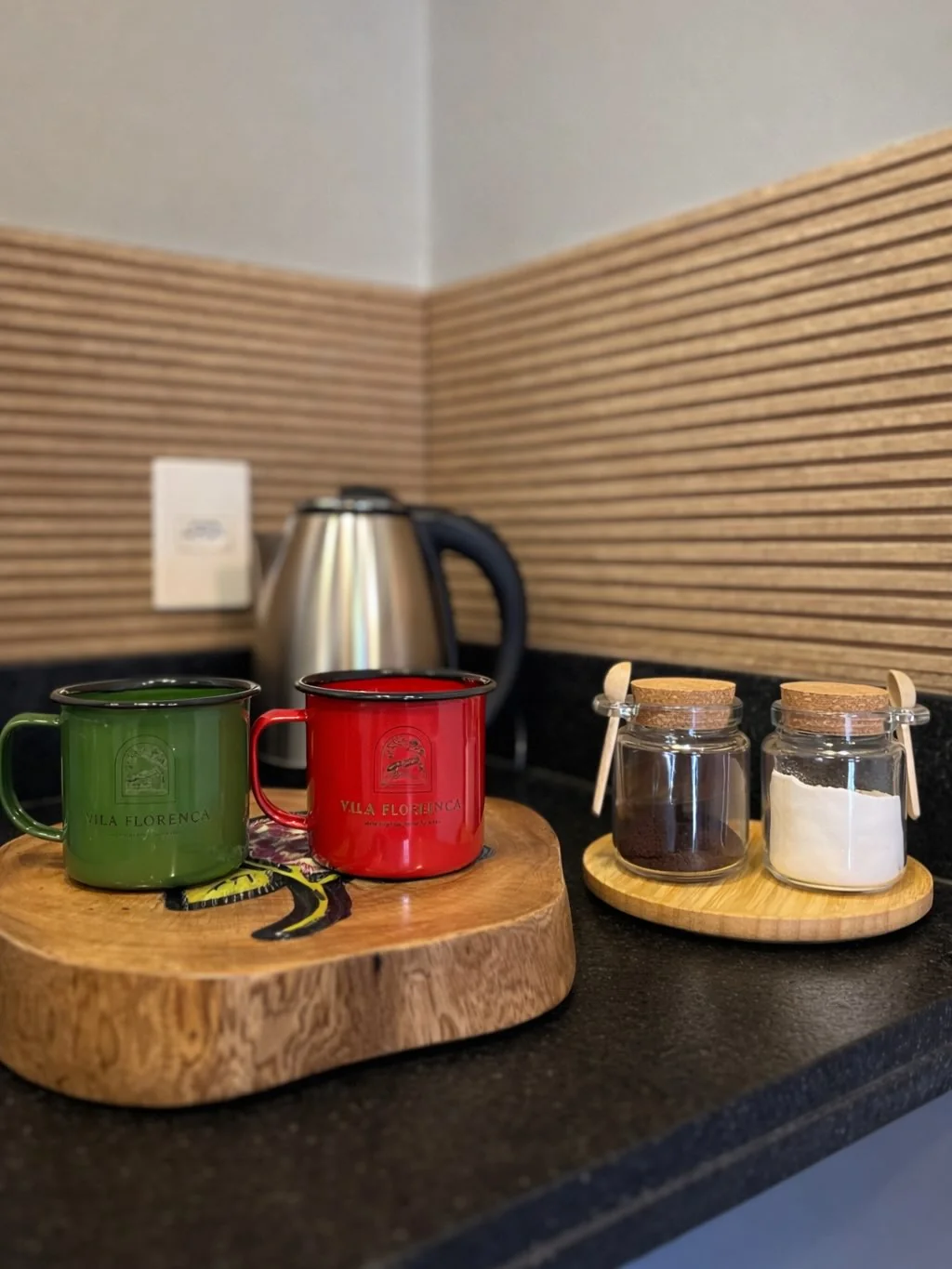 Canecas personalizadas Vila Florença e potes de café na cozinha do chalé