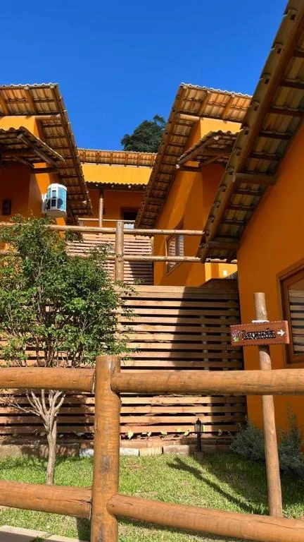 Chalés do Vila Florença vistos da encosta, em dia de céu azul